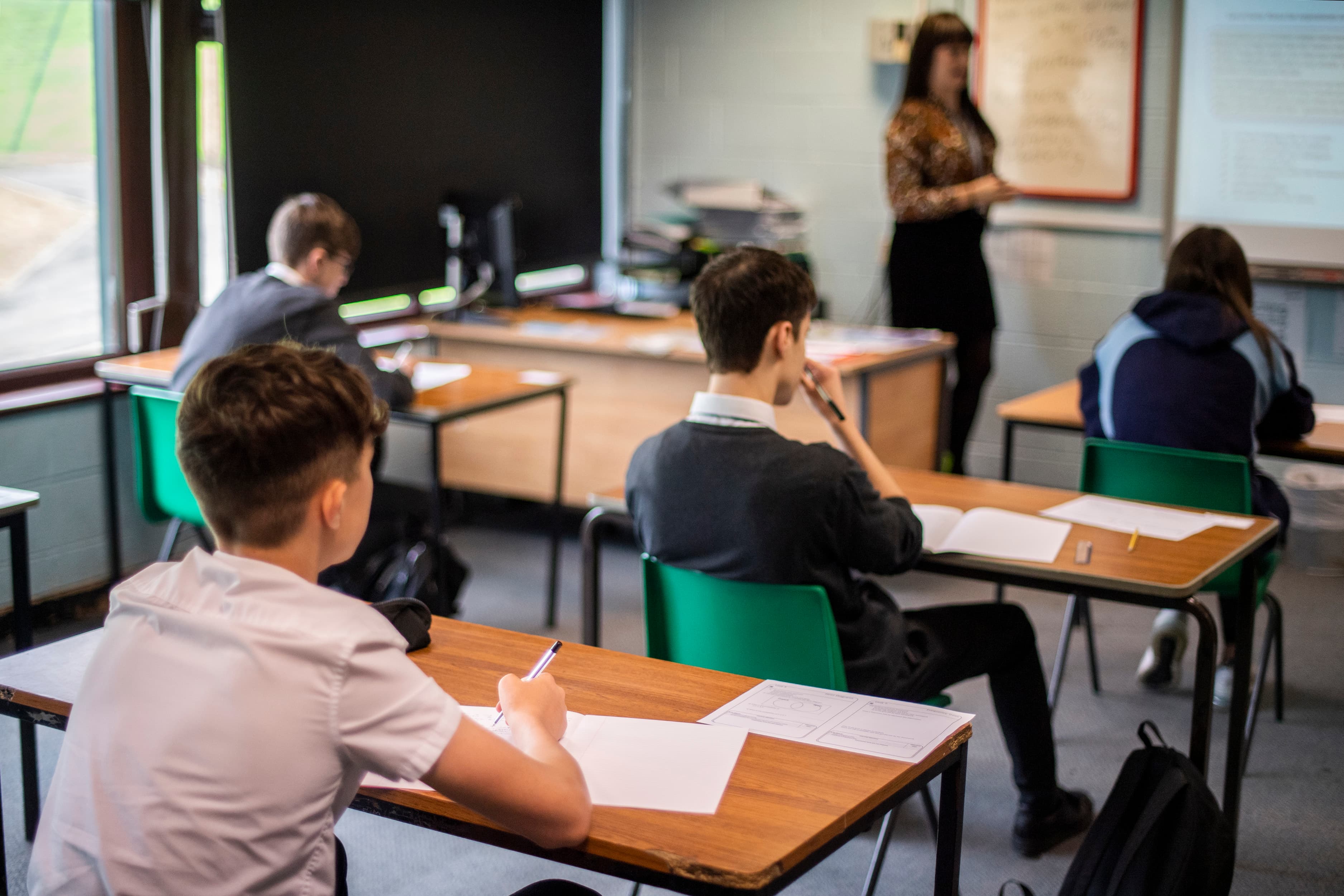 Ce s-ar putea schimba pentru elevii de liceu. Ministerul Educației a pus în consultare 175 de programe școlare noi