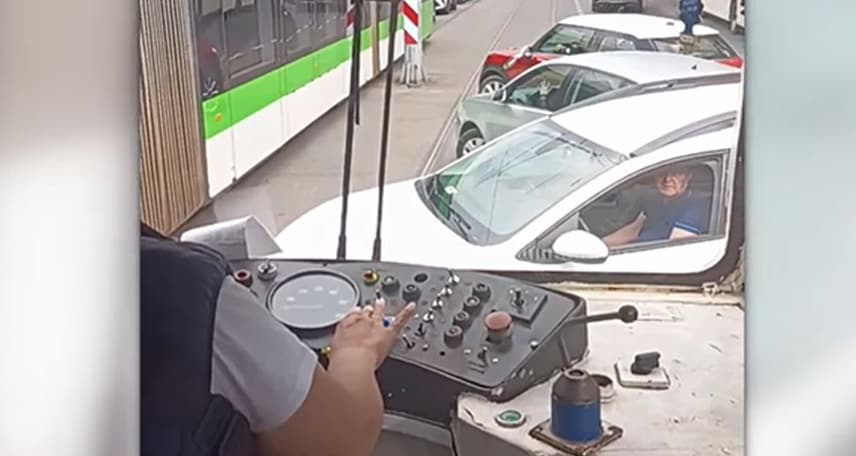 Exasperată de circulația din București, o femeie s-a dat jos din tramvai și a făcut ordine în trafic. „Doamnă, hai, dați-vă să trecem”