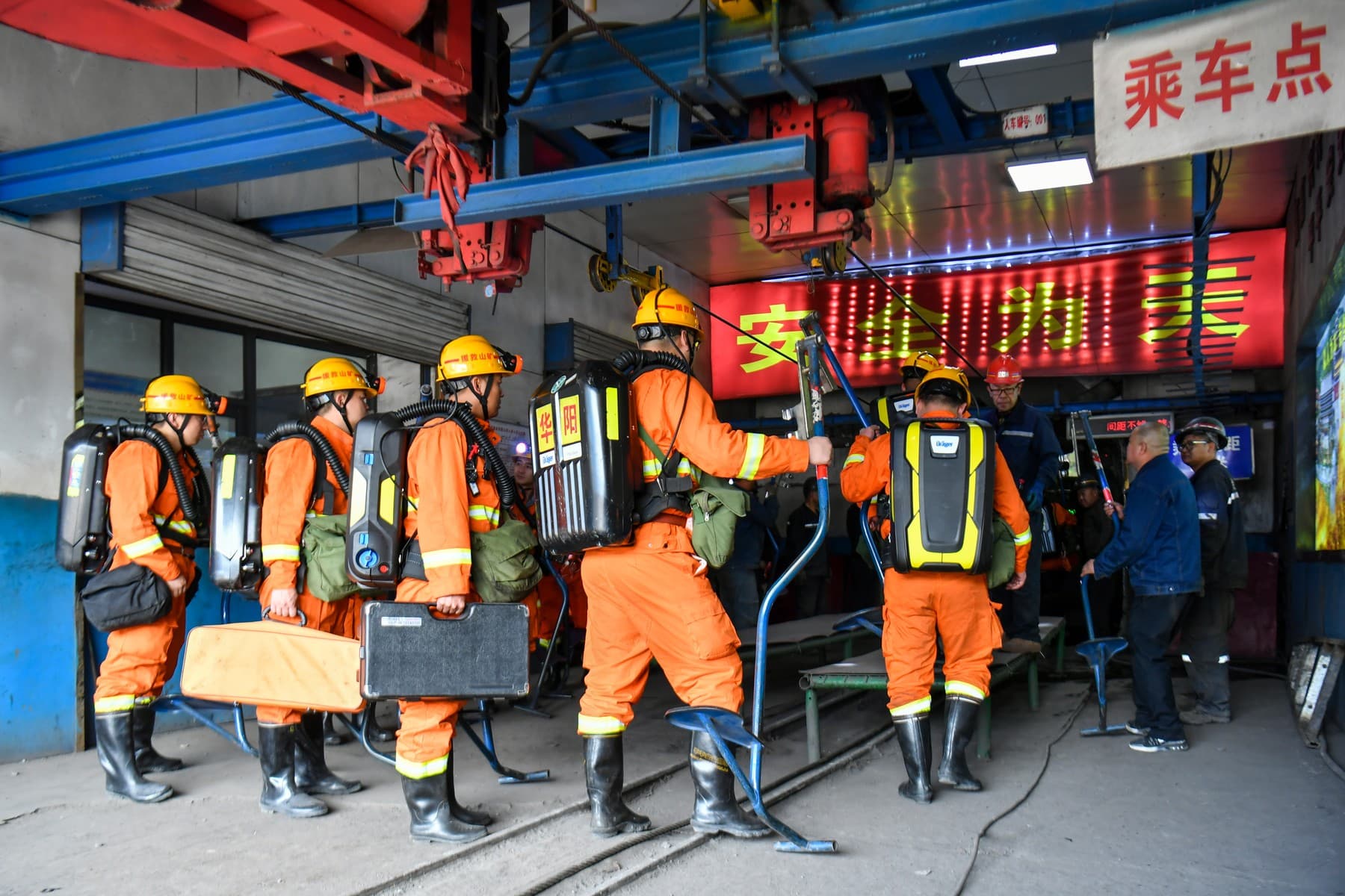 Tuneluri ascunse, uși false: China anchetează tragedia minieră din weekend în care au murit 82 de oameni