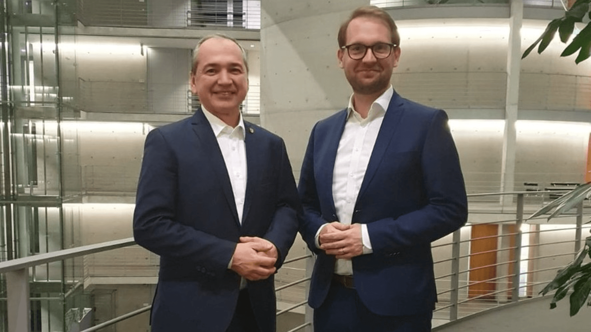 Un român a învins din nou extrema dreaptă în Germania: Octavian Ursu a câştigat al doilea mandat de primar. Mesajul lui Dominic Fritz