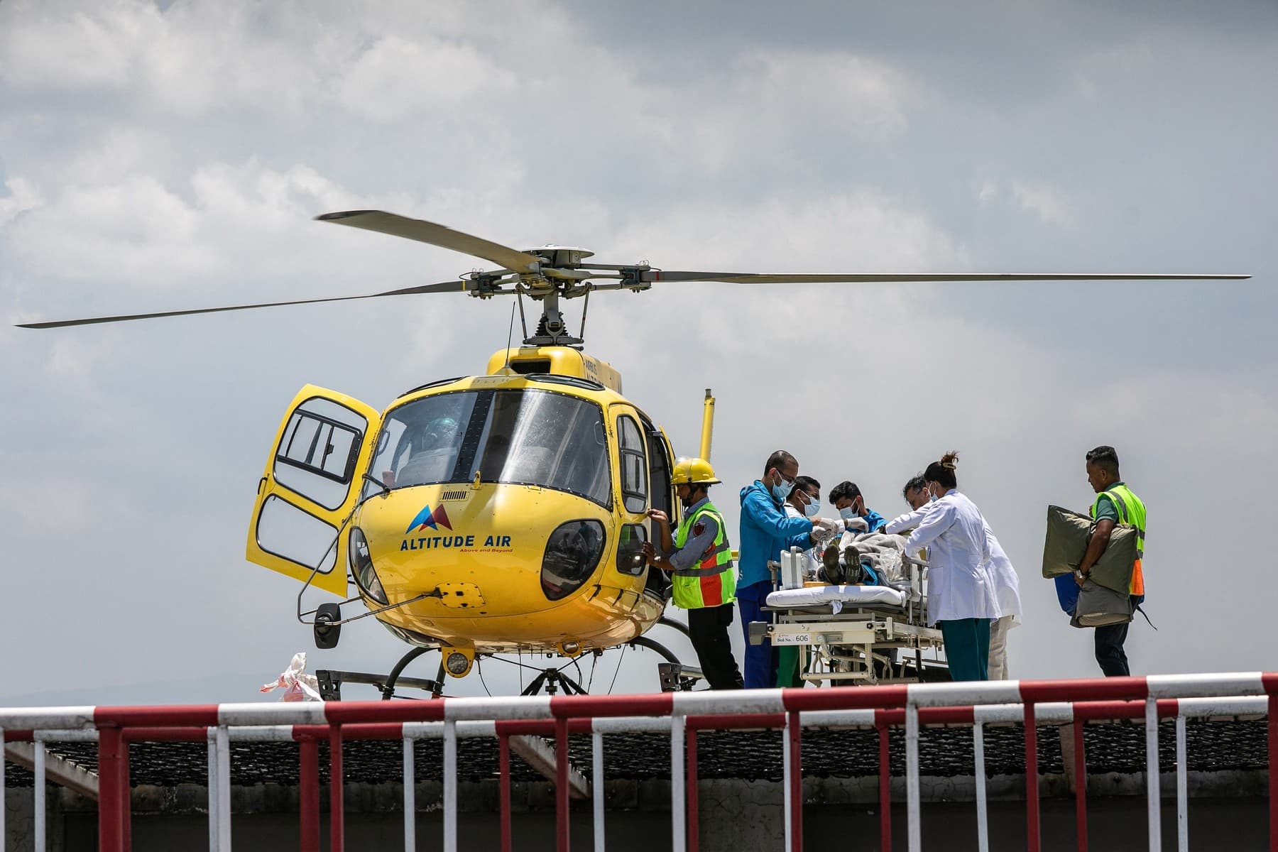 Miracol pe Everest: un ghid considerat mort a fost găsit în viață după șase zile la peste 7.500 de metri altitudine
