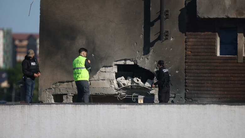 Trai de coșmar în Galați, după drona care a lovit blocul de 10 etaje. Care e starea de spirit printre localnici: „Trăim cu teamă”
