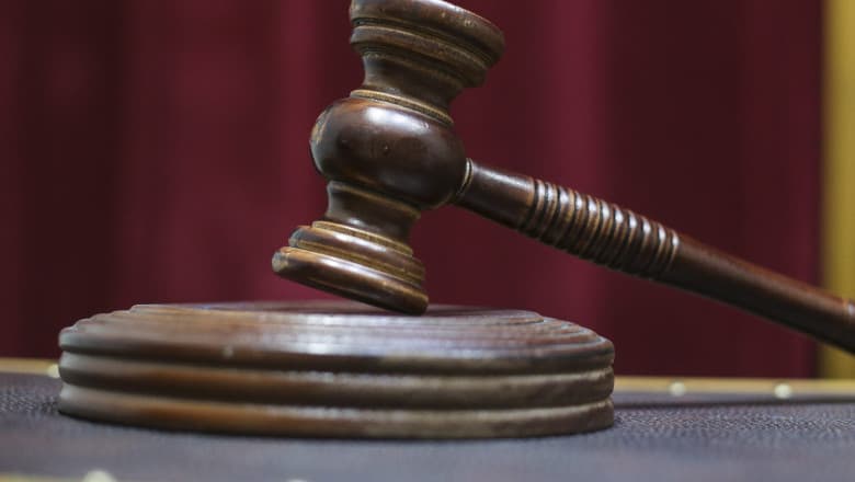 Polițiști trimiși după gratii pentru mită. Au determinat un șofer să retragă bani de la un bancomat și să-i pună în autospecială