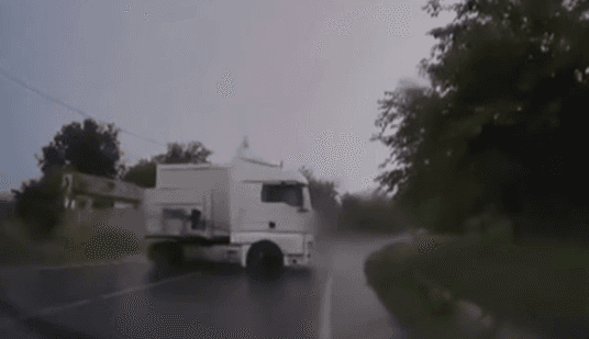 Tragedie evitată la limită după ce un TIR a derapat în curbă, pe o șosea din Teleorman