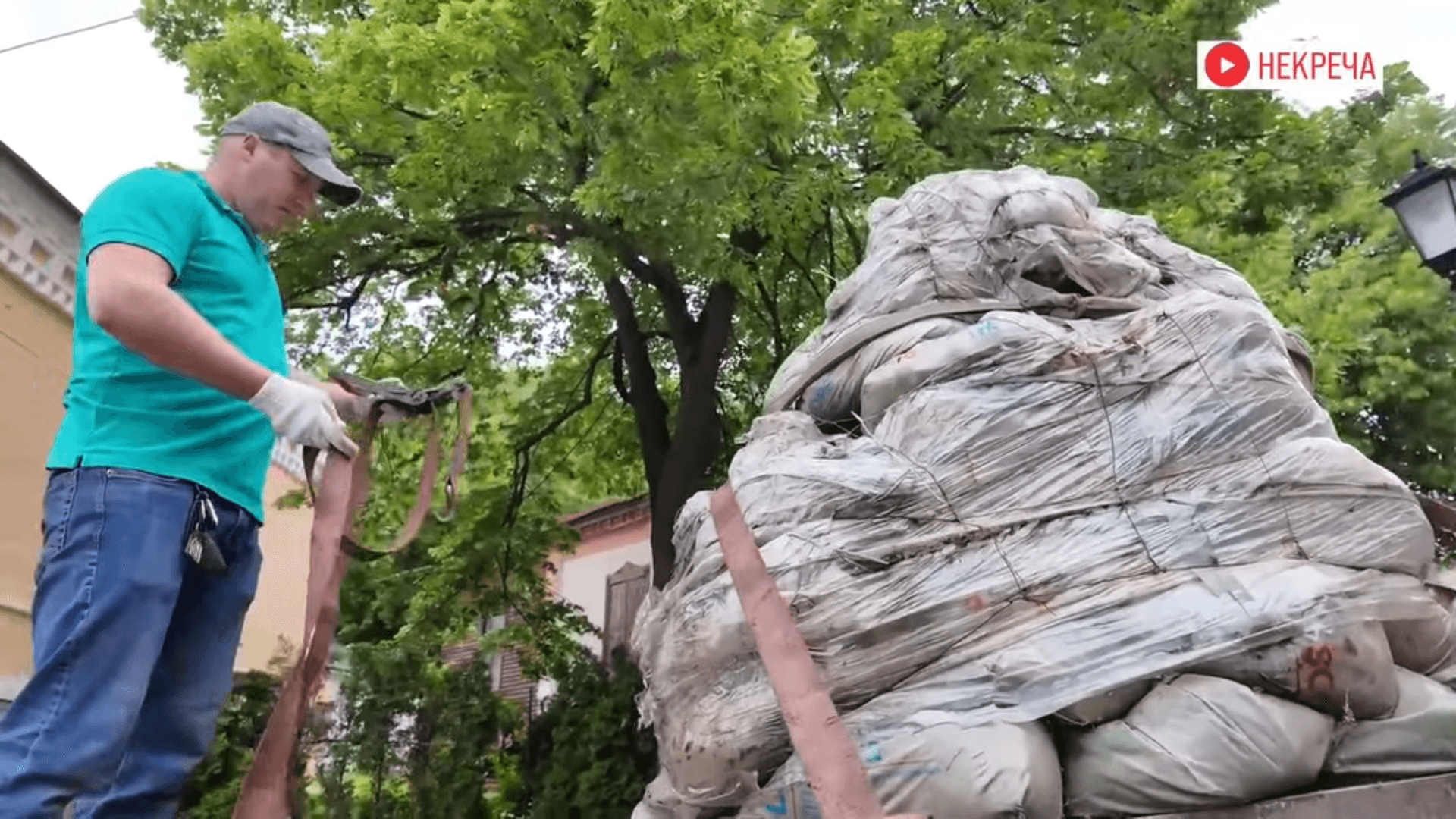 Statuia scriitorului Mihail Bulgakov din Kiev a fost demontată. Ucrainenii susțin că reprezintă un simbol al imperialismului rus