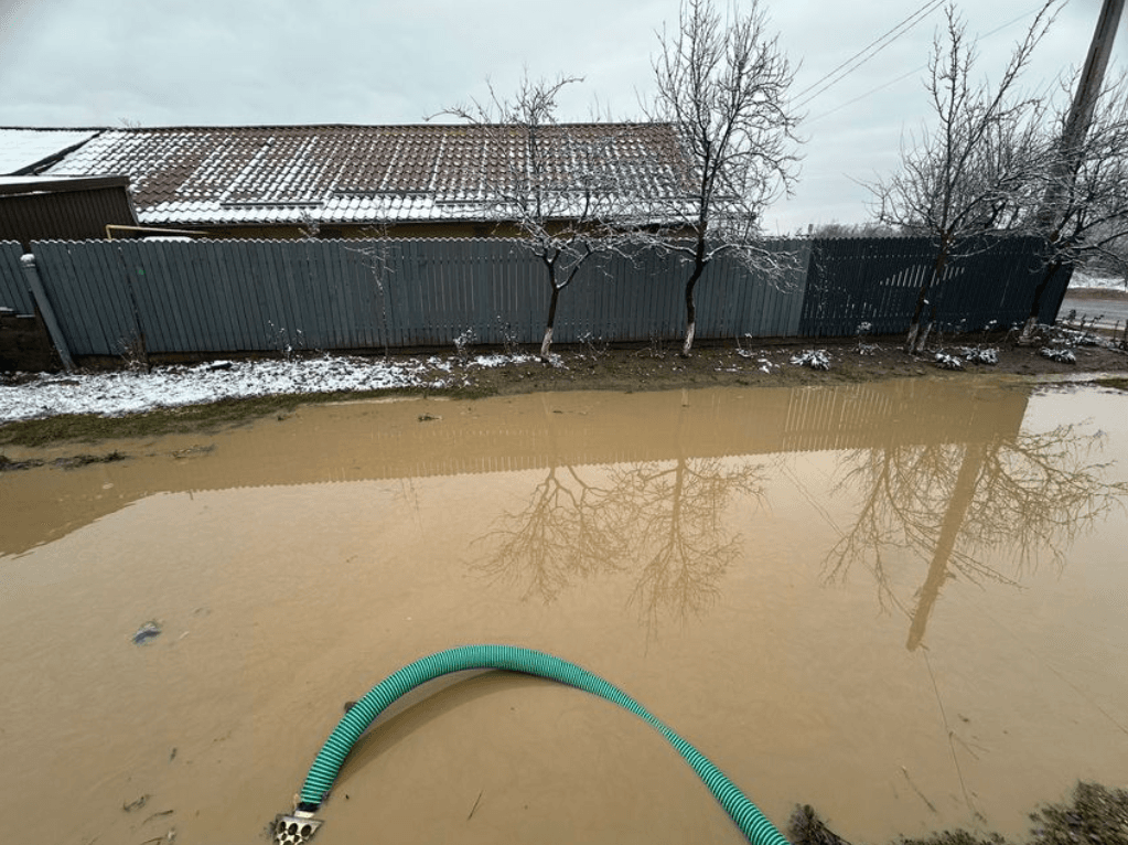 Inundații în Bacău și Vrancea: pompierii au intervenit în mai multe localități afectate de ploile torențiale