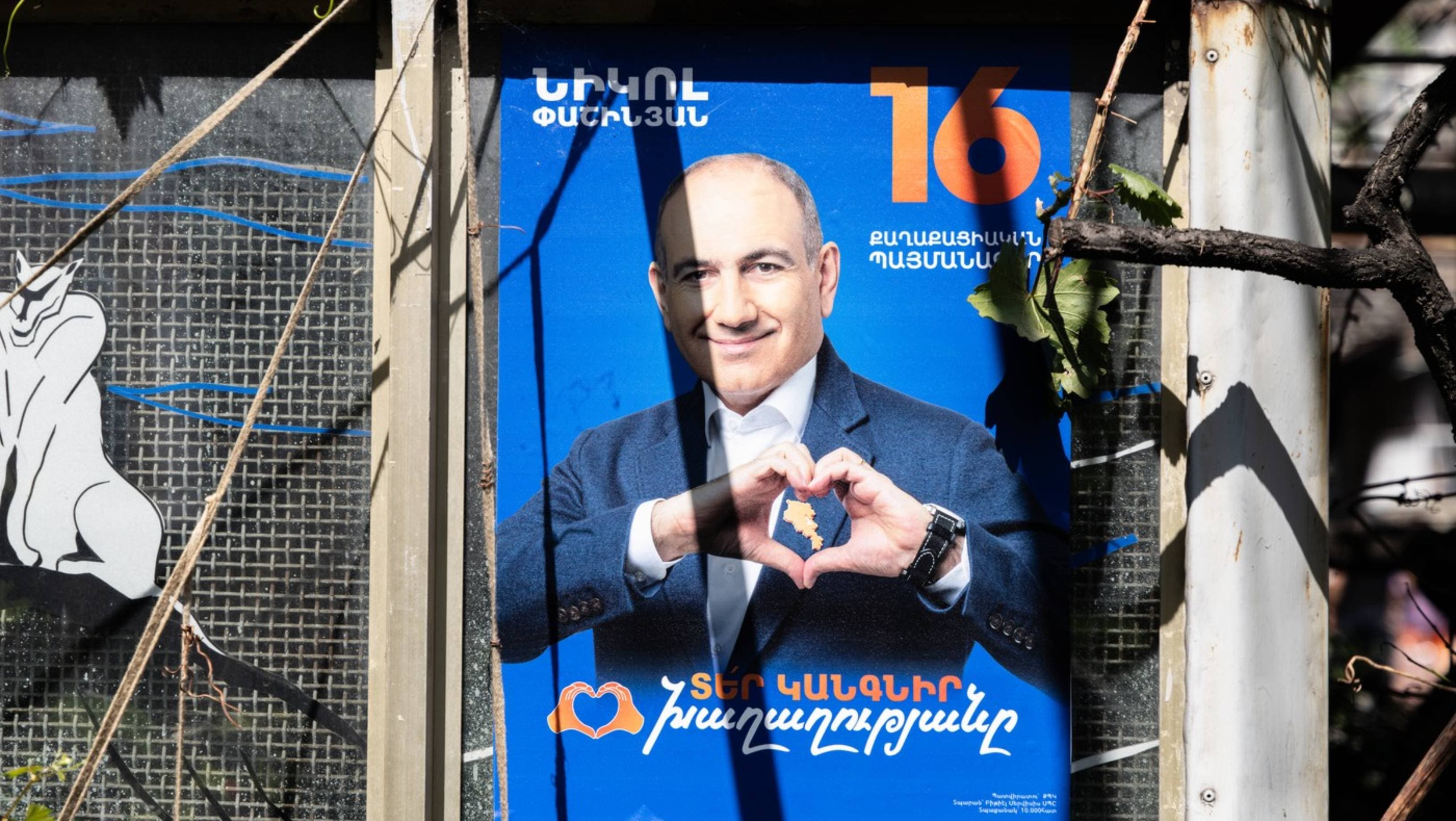 „Cea mai mare problemă este lipsa unei opoziții democratice”. Cum a reușit Nikol Pașinian să rămână la putere în Armenia