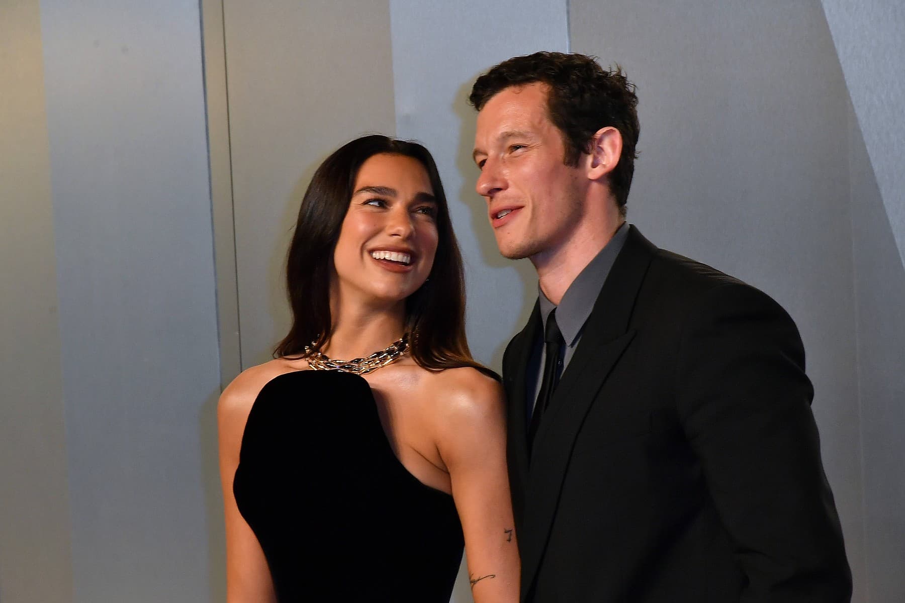 Cântăreața Dua Lipa și actorul Callum Turner s-au căsătorit: urmează o petrecere de trei zile în Sicilia