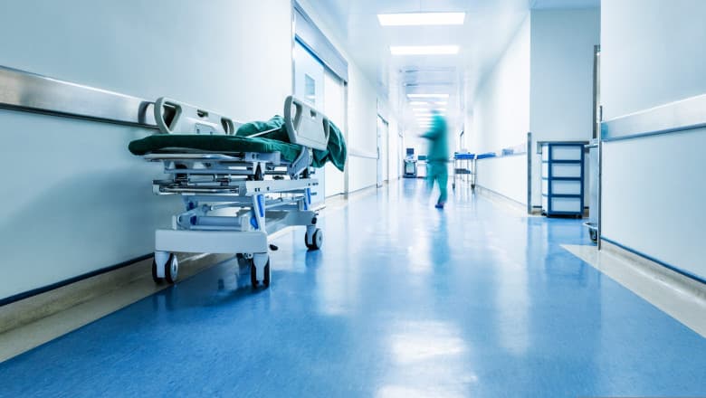 Doi medici din Reşiţa au fost trimişi în judecată pentru ucidere din culpă, după moartea unui pacient care ar fi fost tratat greșit