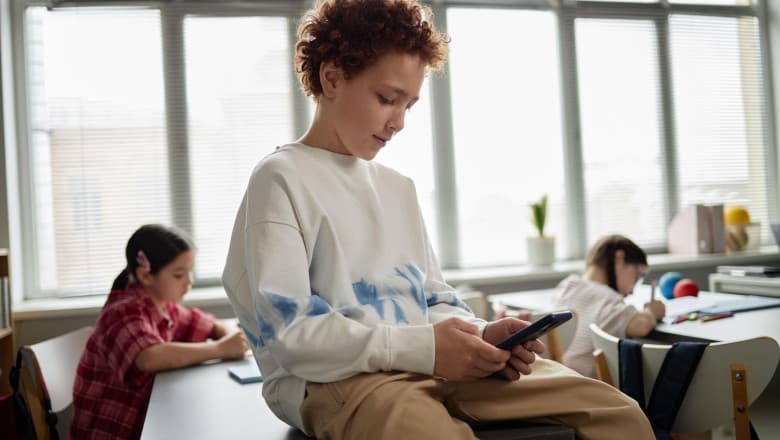 Încă o țară europeană va interzice telefoanele mobile în şcoli