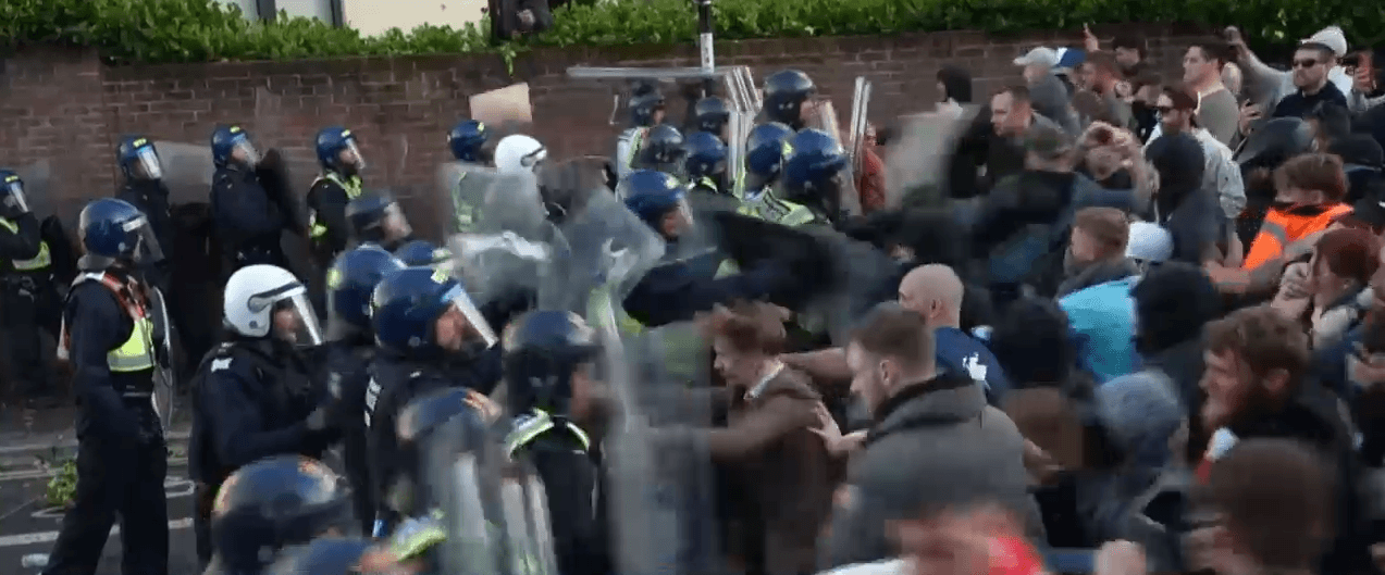 Proteste violente în Marea Britanie, după publicarea unor imagini în care poliția încatușează un tânăr înjunghiat care a murit