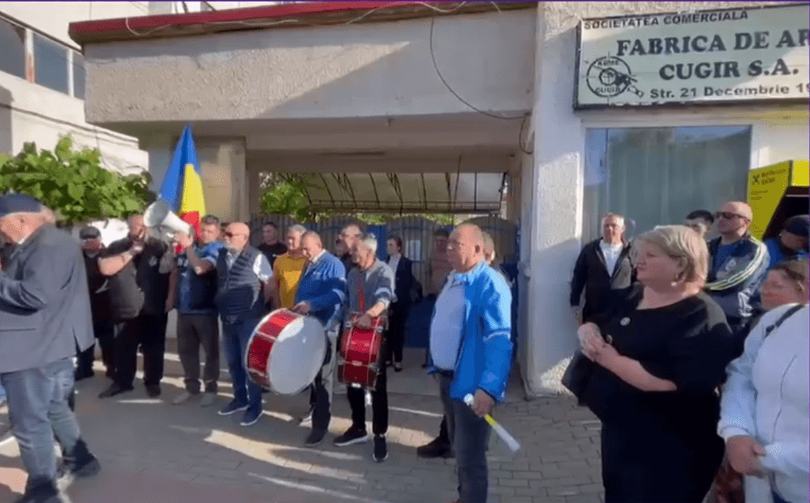 Sute de angajați ai Fabricii de Arme din Cugir protestează față de veniturile mici. Mulți au salariul minim pe economie