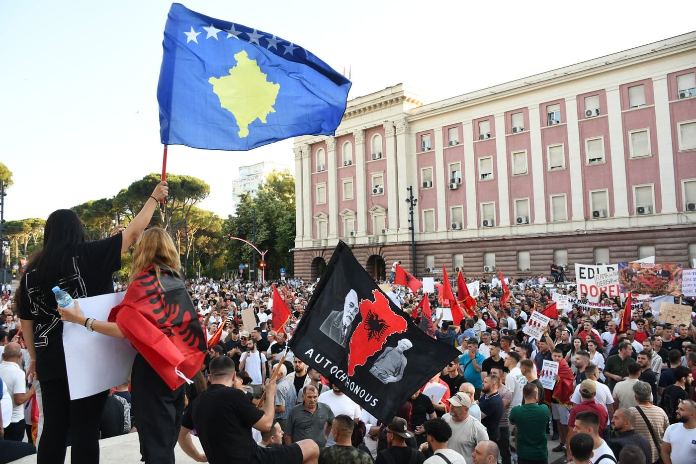 „Ce se întâmplă în țara asta e o nebunie”. Nou protest în Albania împotriva unui alt proiect imobiliar de lux pe coasta Adriaticii