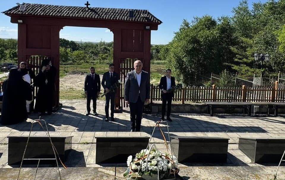 Ilie Bolojan a depus o coroană la Mănăstirea Eroilor Români de la Ţiganca, Republica Moldova, în memoria soldaţilor morţi în 1941