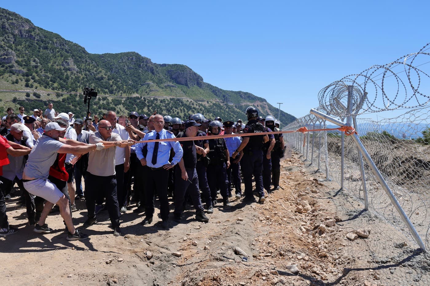 Protestatarii albanezi au smuls gardurile șantierului unde familia Trump urmează să construiască un resort turistic de lux