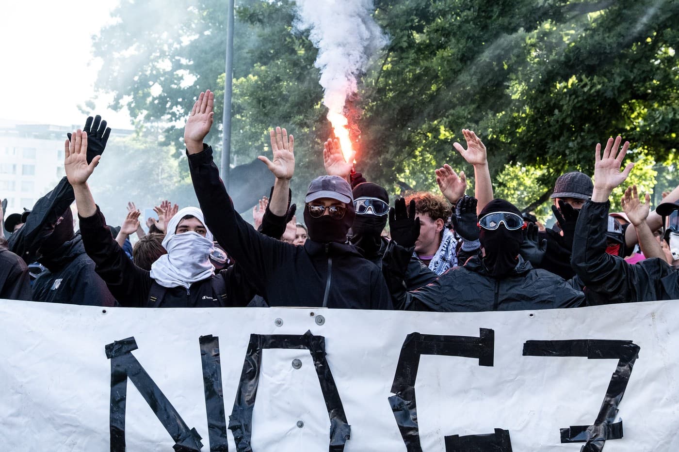 Proteste violente la Geneva înainte de summitul G7: o Tesla incendiată, un sediu ONU spart. Polițiștii au folosit gaze lacrimogene