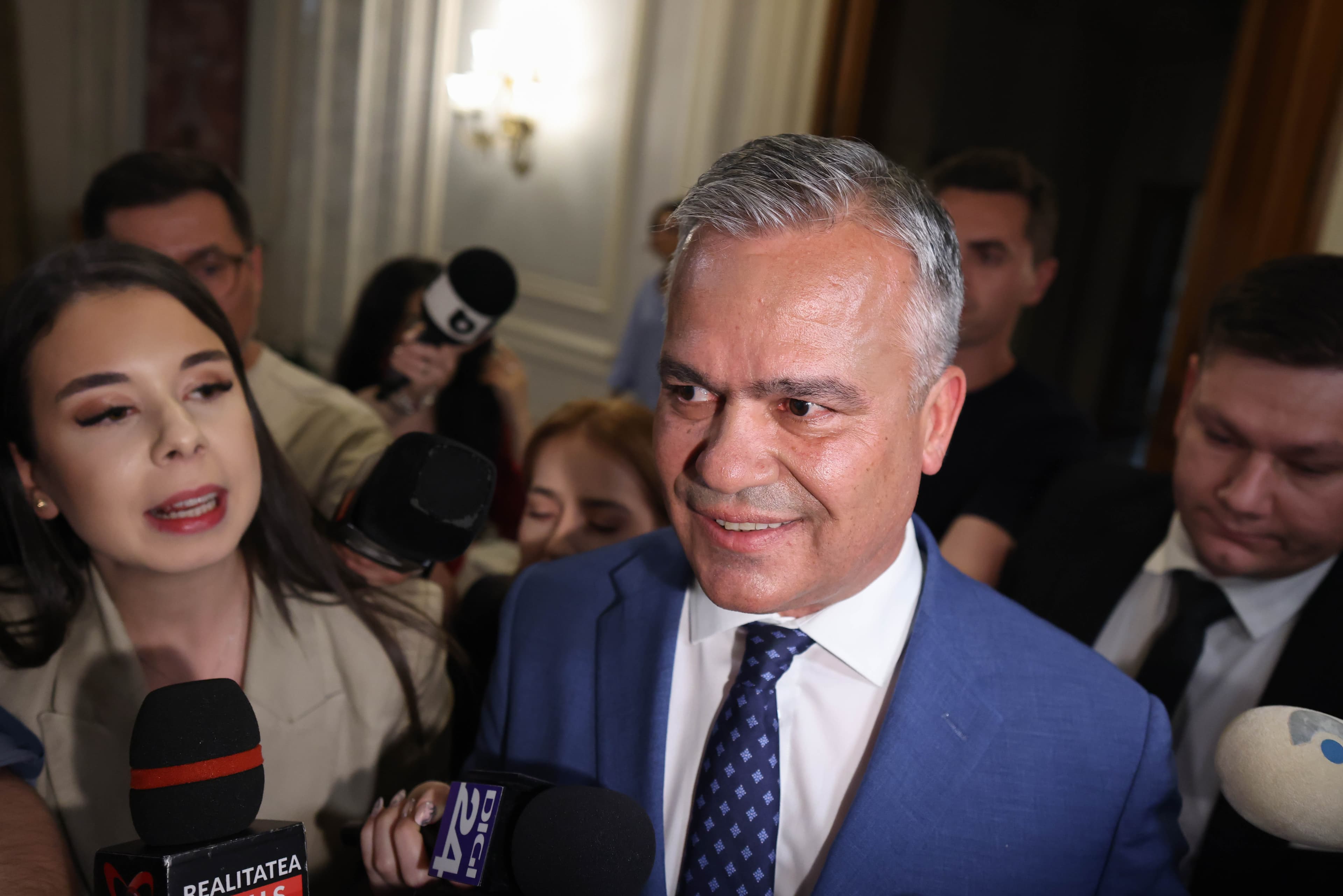 Adrian Veștea, după ce a anunțat de două ori că depune lista de miniștri și programul: Nu e momentul pentru decizii luate sub presiunea urgenței