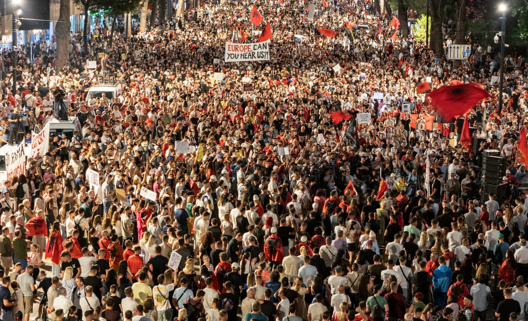 „Revoluția flamingo”. De ce revolta populară din Albania înseamnă mult mai mult decât un singur complex turistic de lux legat de Trump