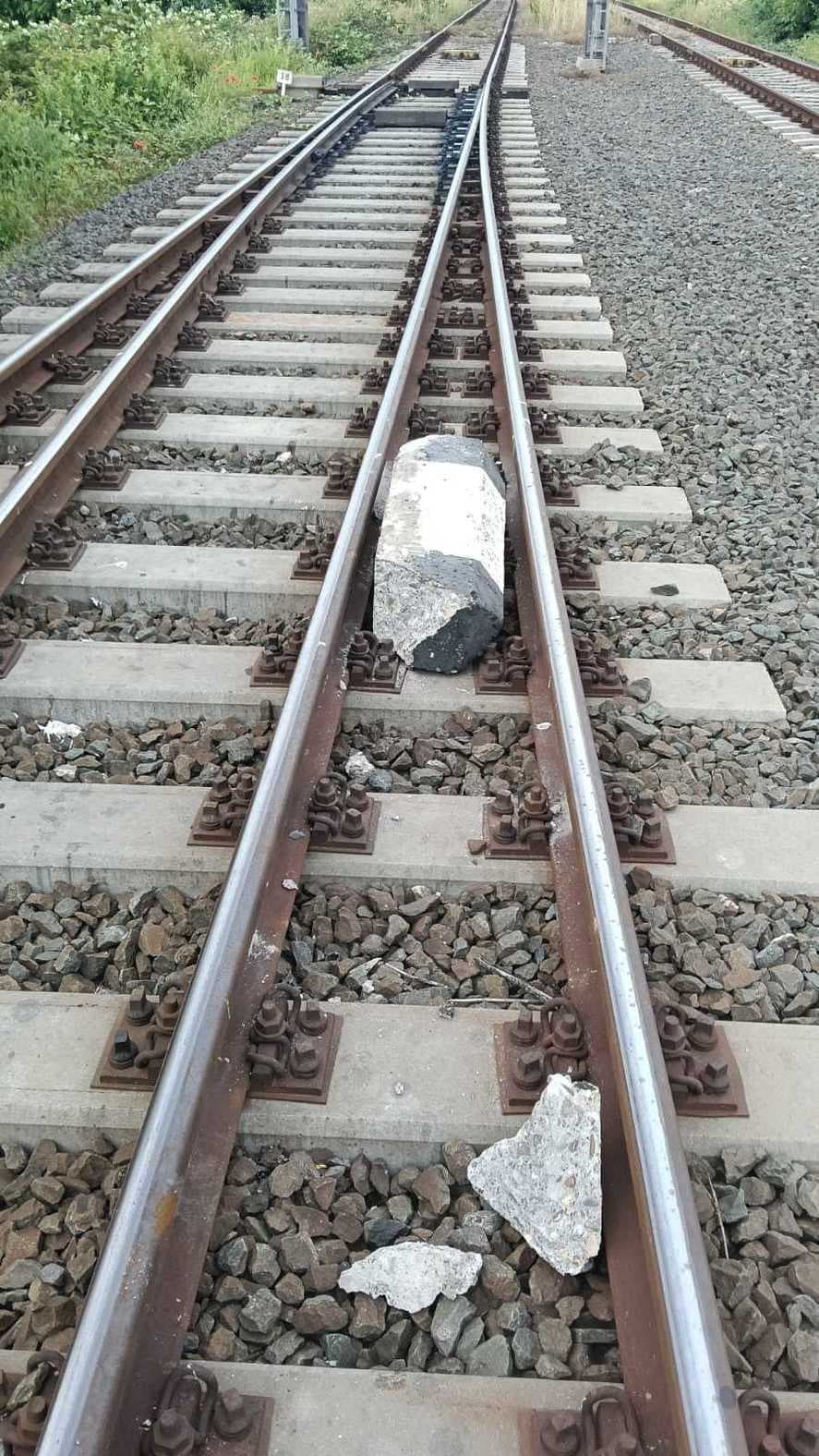 Constanţa. Un element de beton aşezat pe calea ferată a fost lovit de un tren. „A existat riscul deraierii”