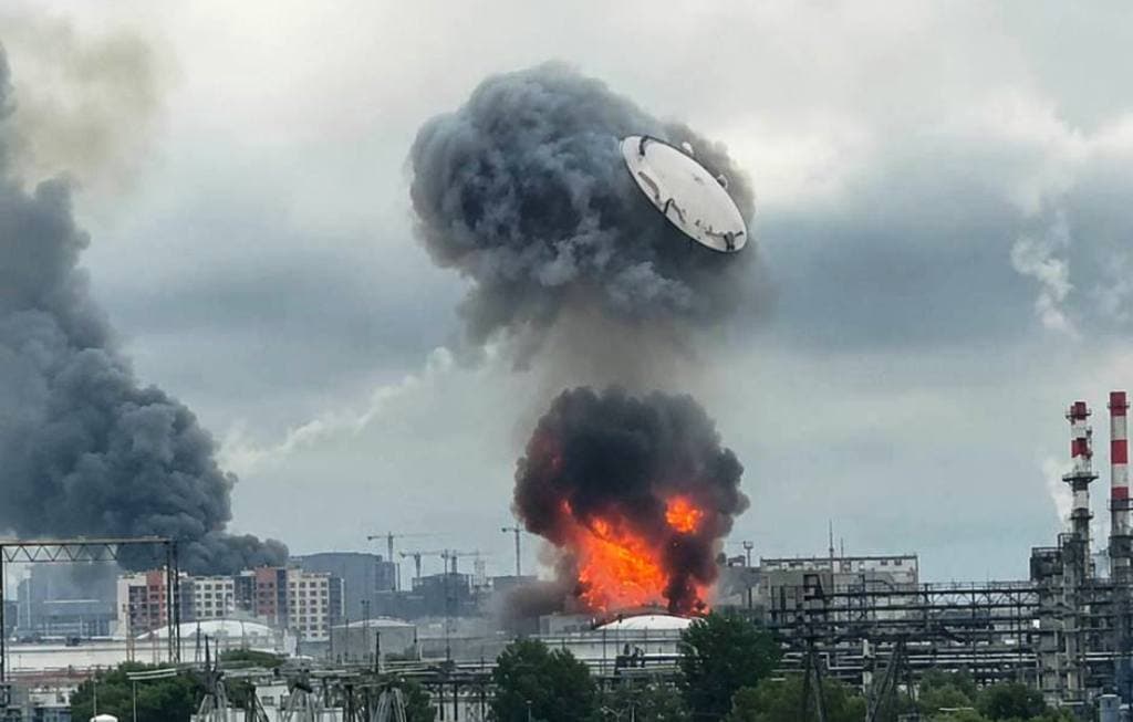 Momentul în care „capacul” unui rezervor gigantic de la rafinăria din Moscova a sărit zeci de metri în aer în urma atacului Ucrainei