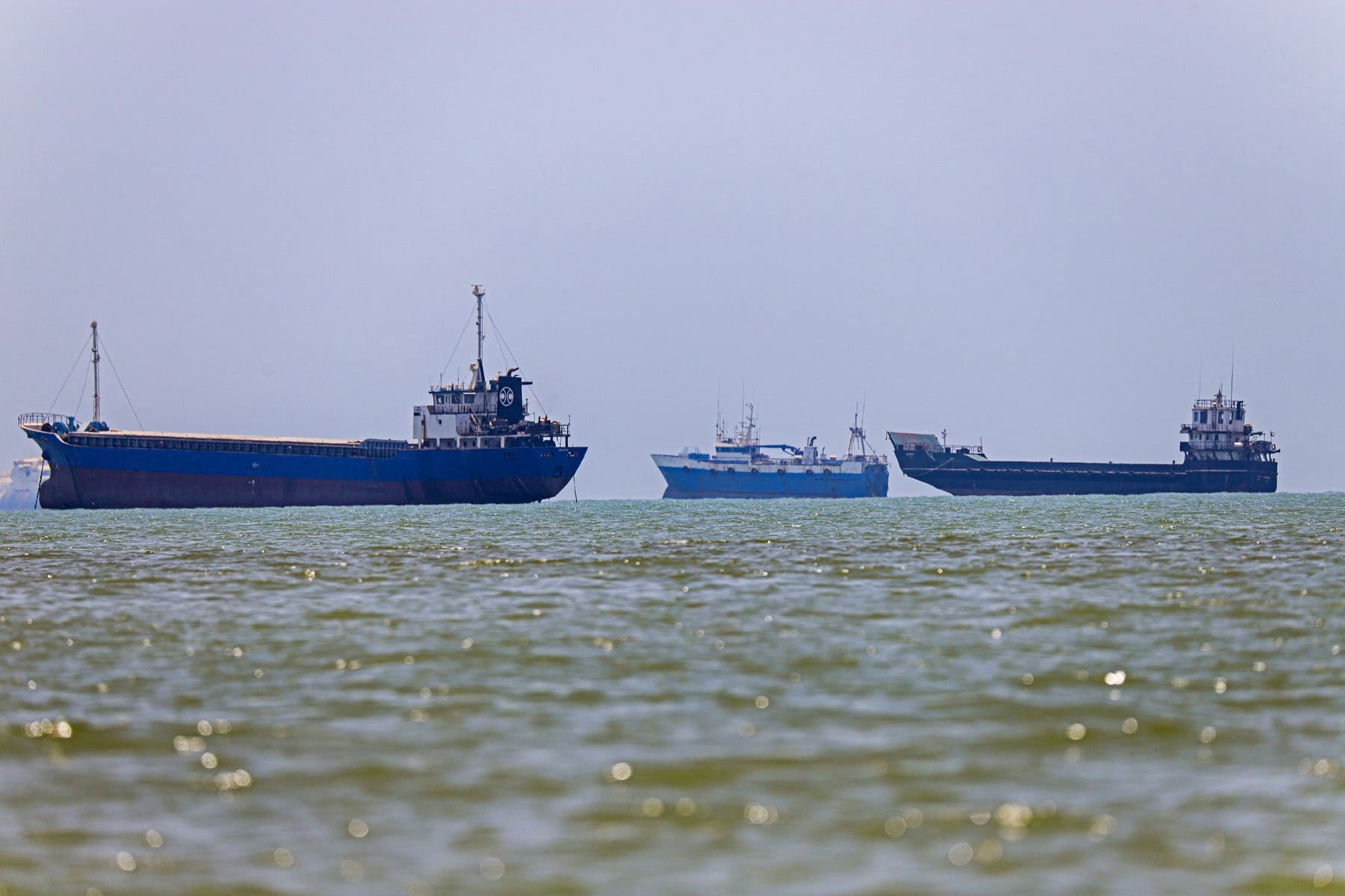 Tensiuni în Strâmtoarea Ormuz: Iranul revendică din nou controlul traficului maritim, după atacul asupra unei nave în apropiere de Oman