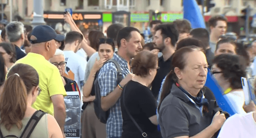 Protest în Piaţa Victoriei: „România e sub asediu. Când sistemul se luptă să nu se schimbe nimic este timpul să ieşim în stradă”