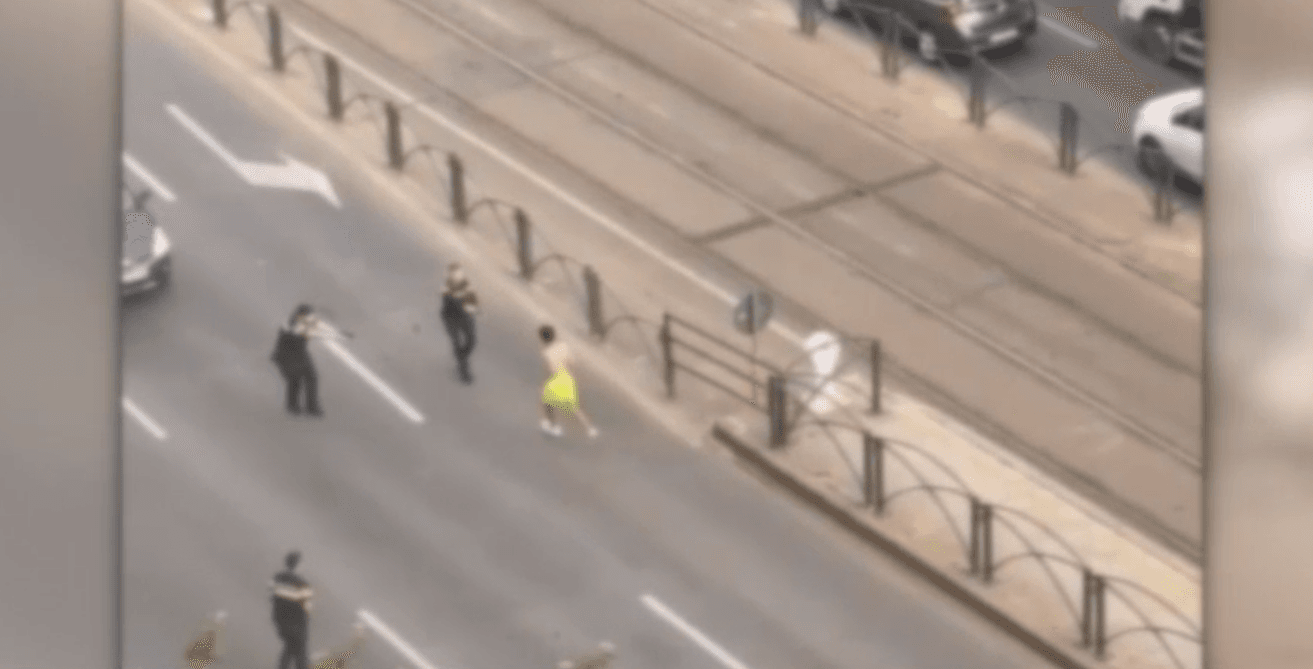 Focuri de armă pe o stradă în București. Poliția a încercat să oprească un tânăr suspectat că și-a înjunghiat tatăl