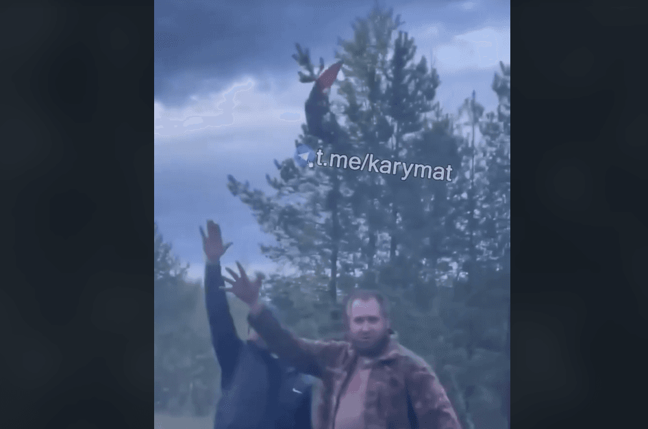 Rus versus pin: un bărbat a încercat să arboreze un steag uriaș al URSS în copac, dar a căzut de la înălțime după ce vârful s-a rupt