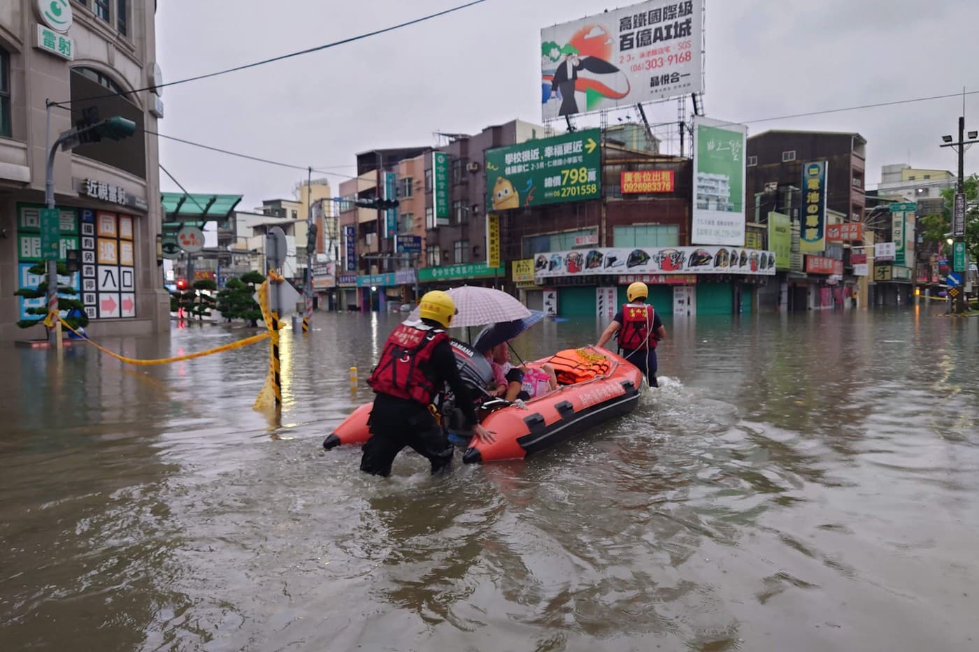 Japonia a evacuat 2 milioane de oameni din calea taifunului Mekkhala, care a făcut deja ravagii în Taiwan