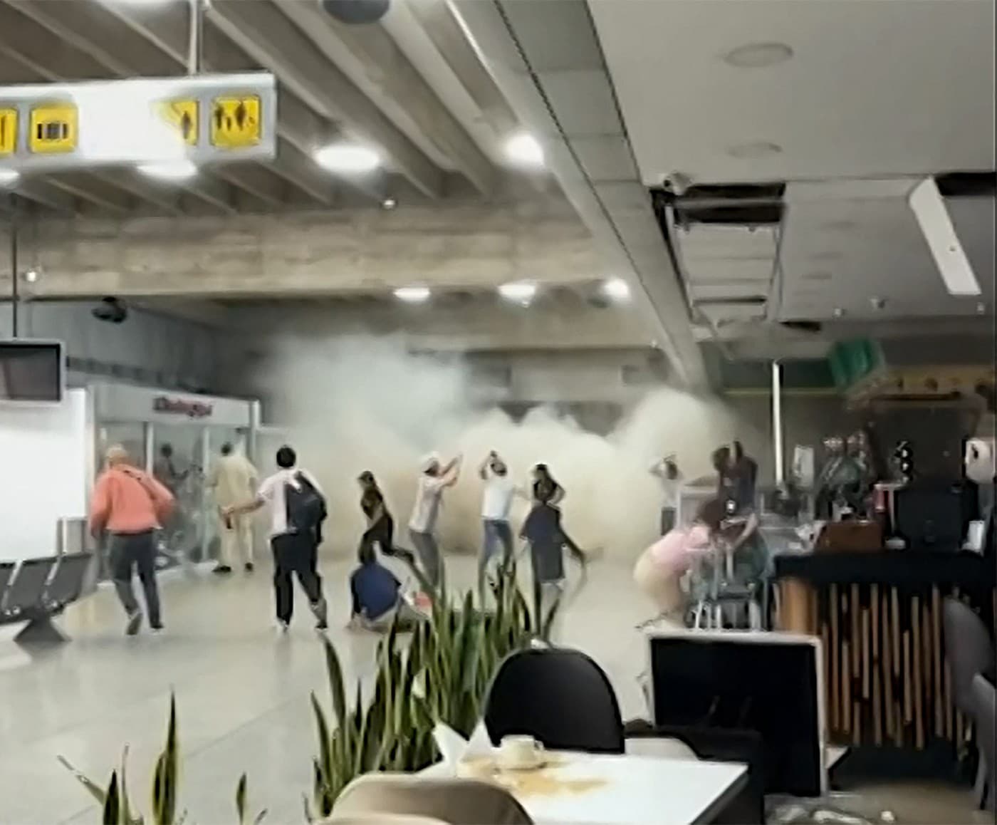 Imagini cu pasageri cuprinși de panică la bordul unui avion, în timpul cutremurului din Venezuela