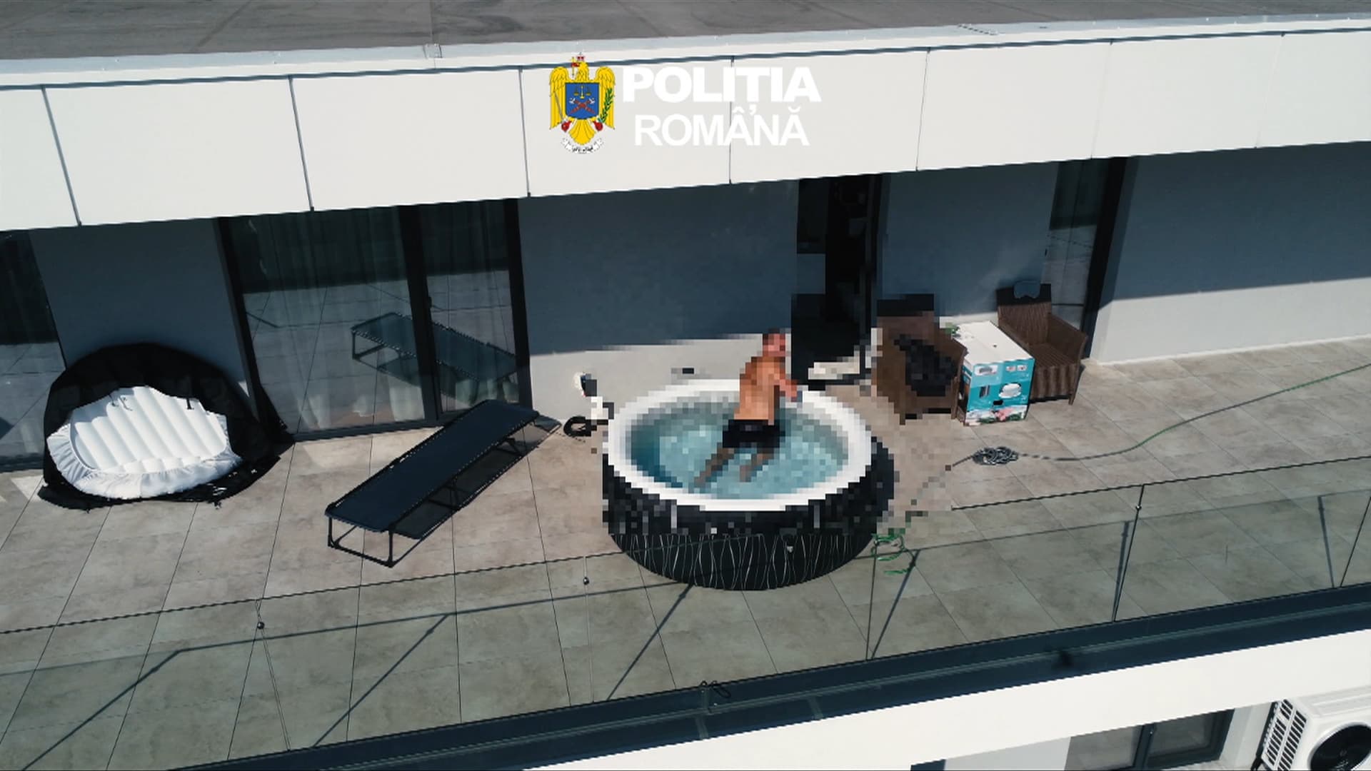 Momentul în care un român urmărit internațional este săltat de polițiști dintr-o piscină gonflabilă de pe terasa apartamentului său