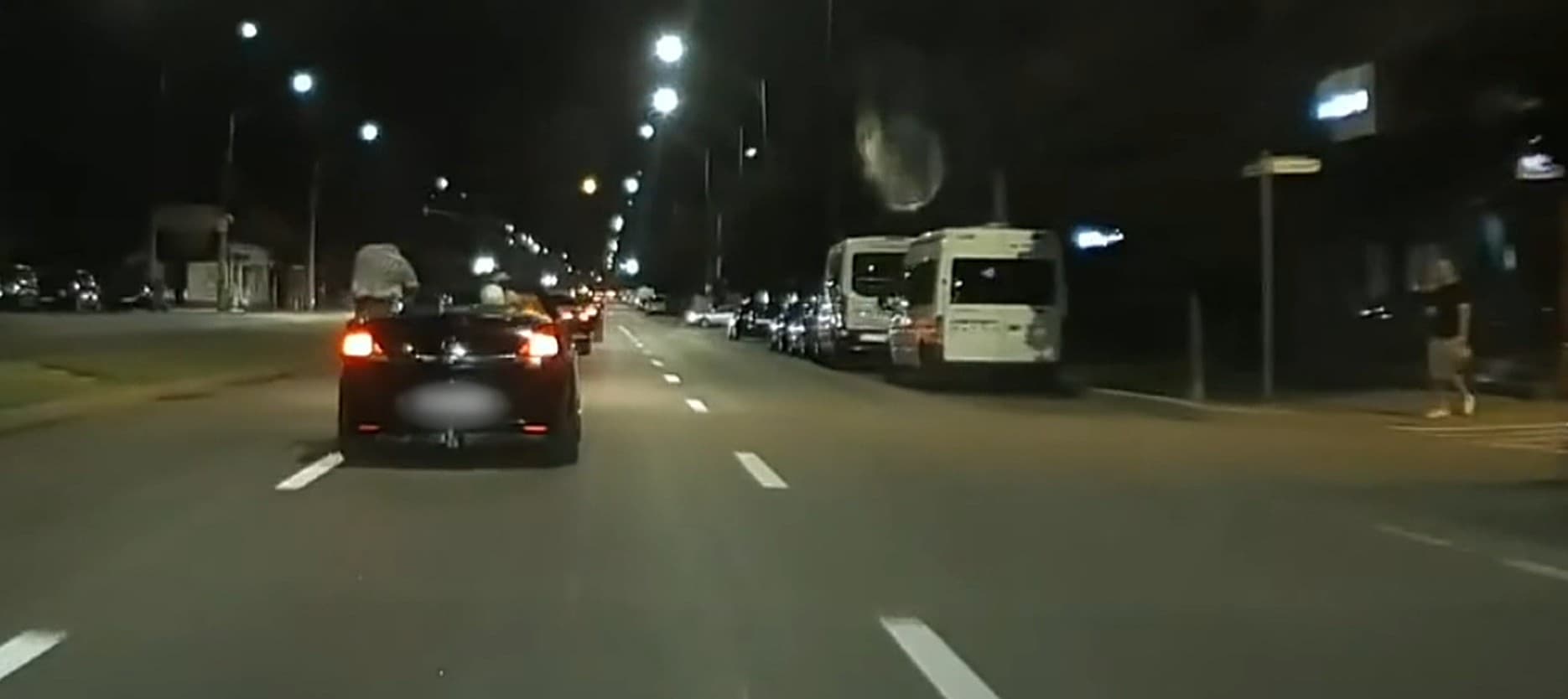 Momentul în care un șofer se ridică în picioare la volanul unei decapotabile aflate în mers. Poliția a deschis o anchetă