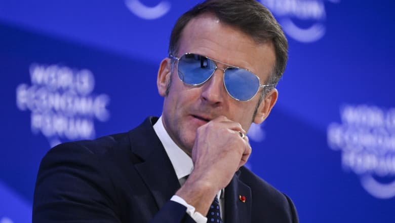 Emmanuel Macron a reapărut cu ochelarii de aviator. Presa franceză a aflat de ce îi poartă din nou șeful statului