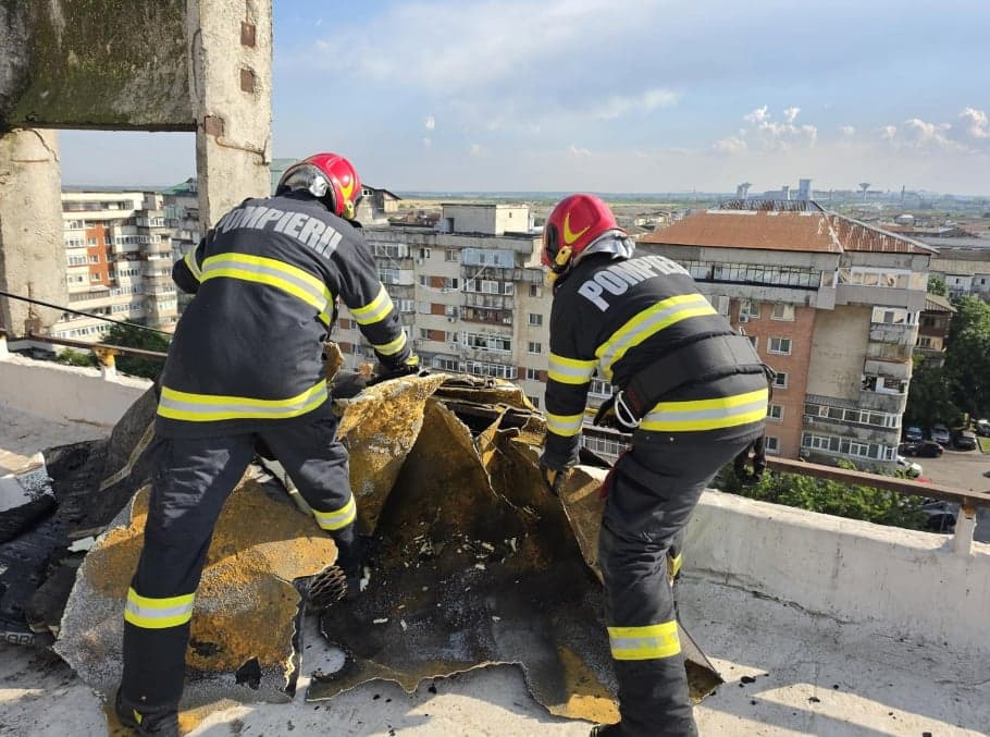 VIDEO Momentul în care furtuna smulge acoperișul unui bloc, în Târgoviște. Vijelia a făcut ravagii, un om a fost rănit
