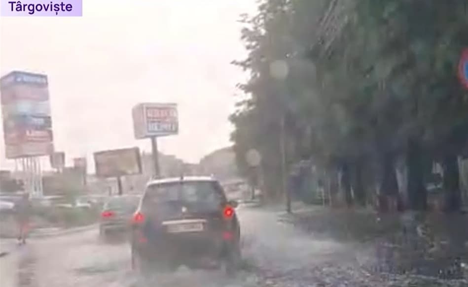 Cod roșu de furtună în Târgoviște, străzi inundate de ploaia torențială. Zonele în care sunt așteptate vijelii și grindină