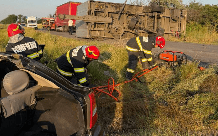 Două persoane au murit după ce o remorcă s-a desprins şi a strivit un autoturism pe DN 22, în județul Brăila