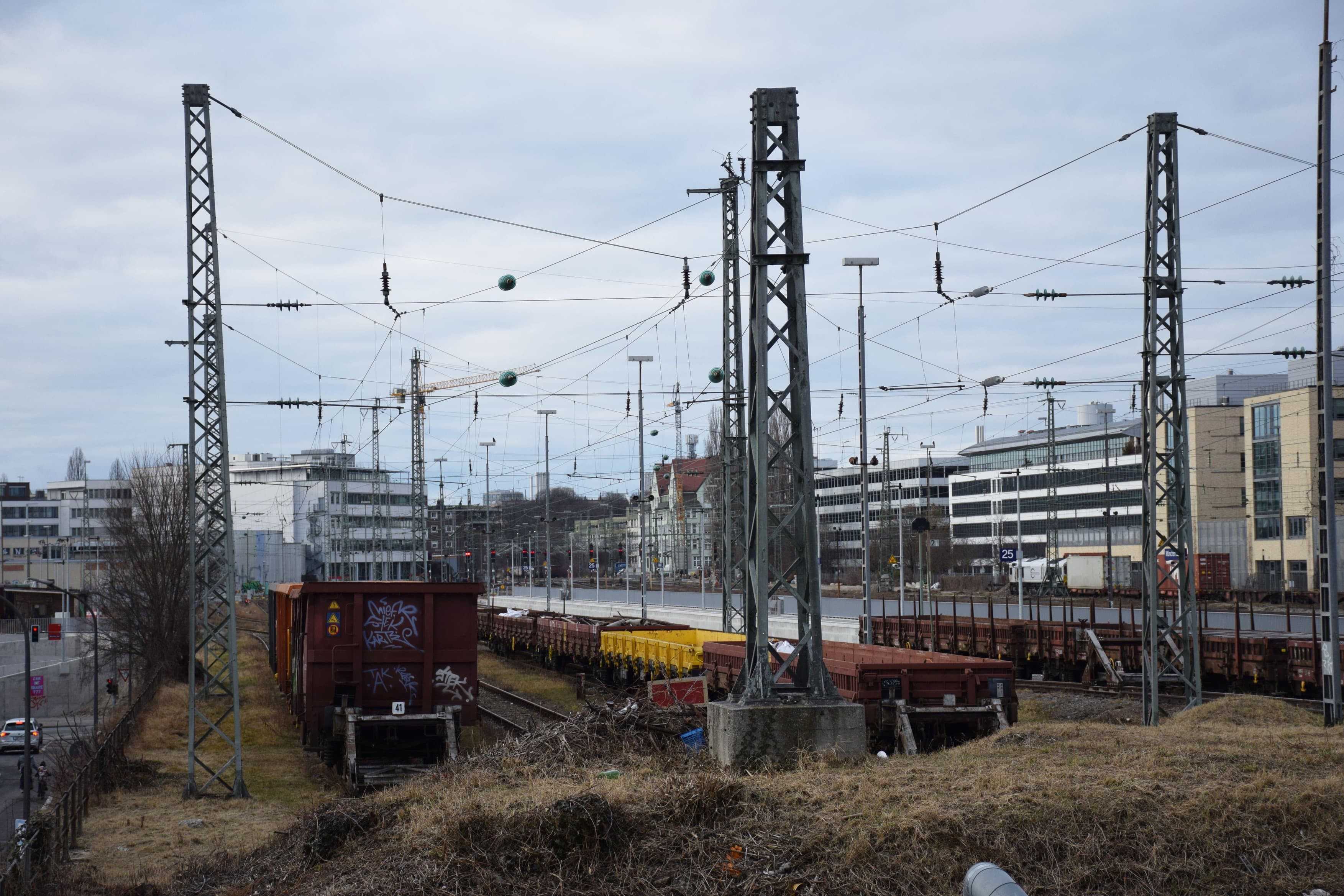 Două vagoane ale unui tren de marfă au căzut de pe un pod în Munchen. O persoană a fost grav rănită