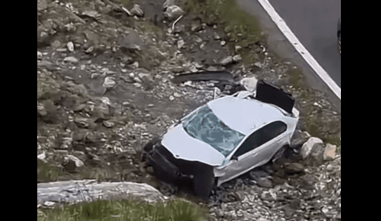Momentul în care o maşină parcată pe Transfăgărăşan, dar care nu a fost asigurată, cade în gol