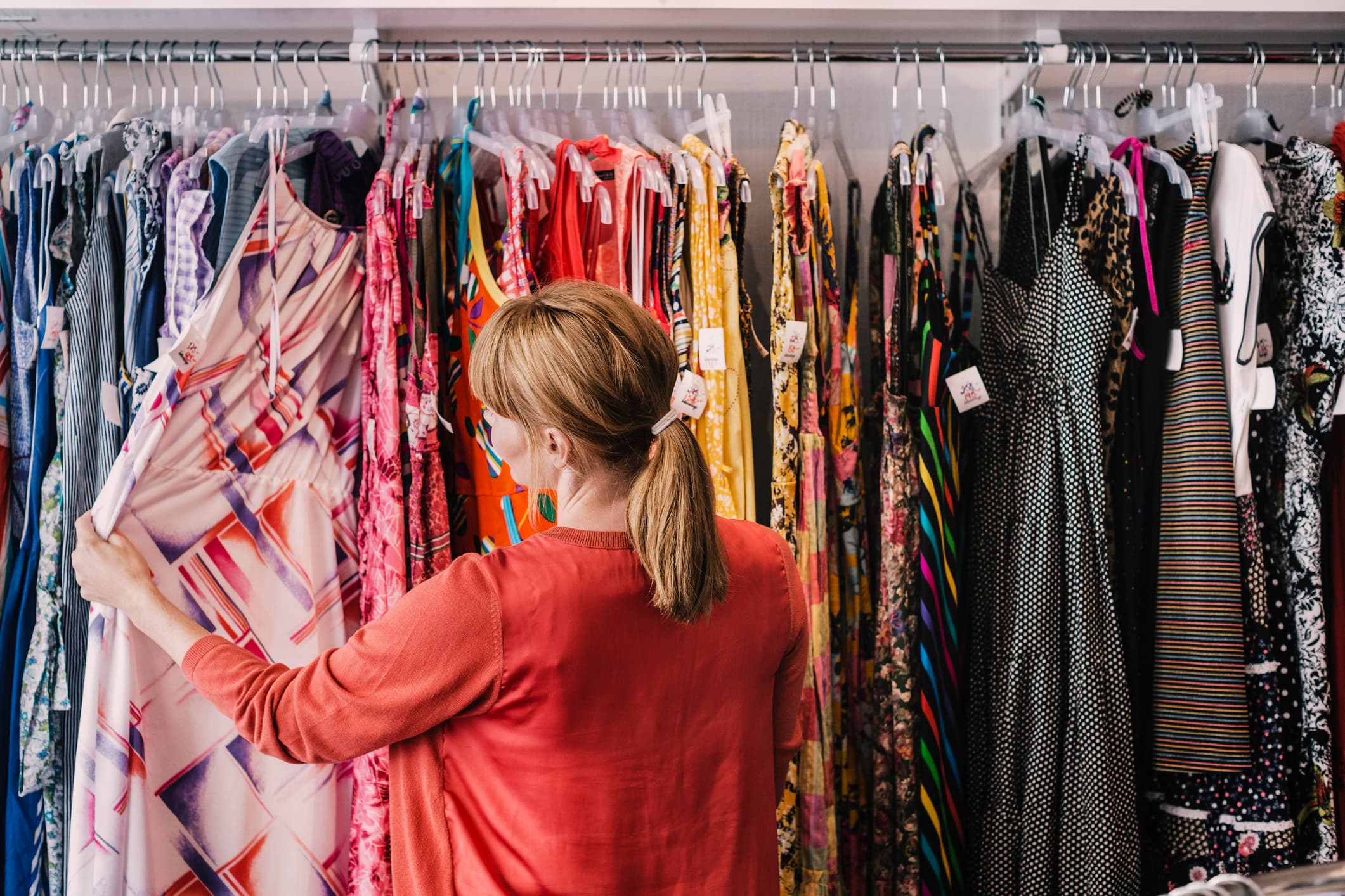 Criza economică aglomerează magazinele secondhand. Șase din 10 români cumpără haine la mâna a doua: „Economisesc jumătate din bani”