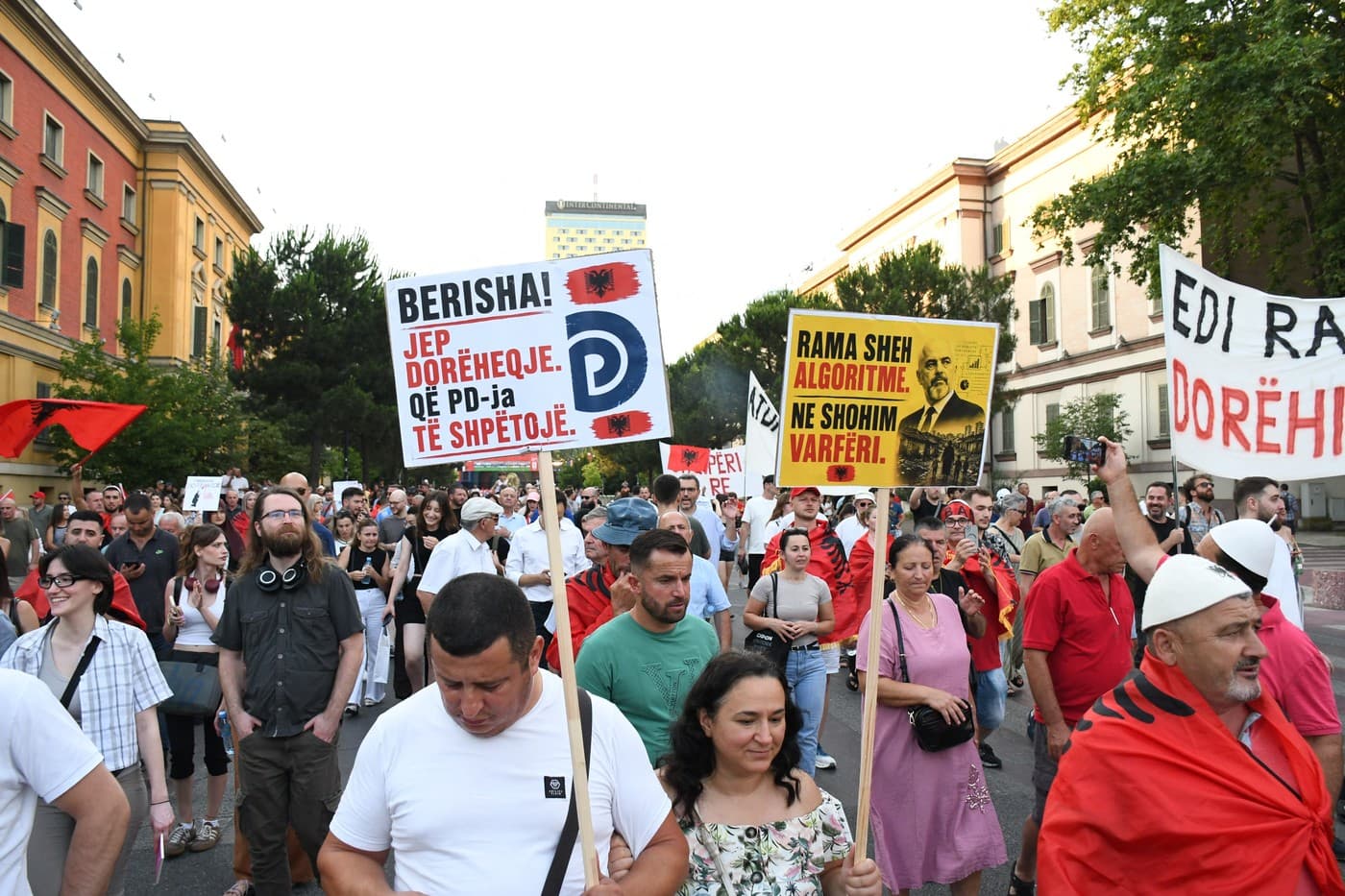 „Vrem o nouă Albanie”: Mii de oameni, pe străzile din Tirana, pentru a protesta la adresa resortului de lux al ginerelui lui Trump