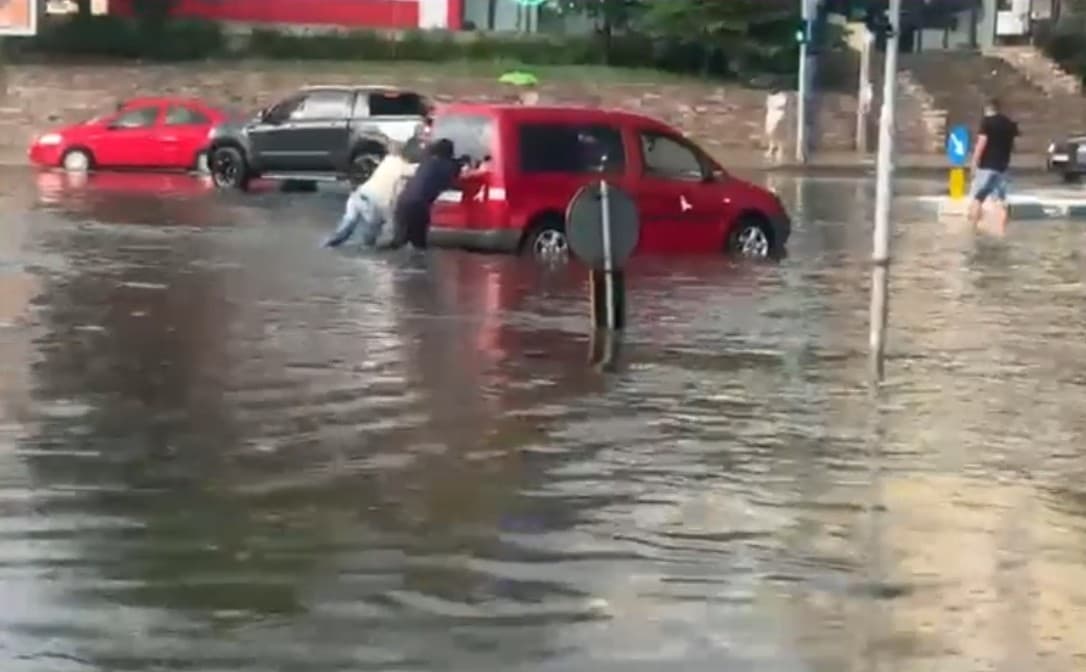 Furtunile au făcut ravagii în mai multe localități din țară: Străzi inundate în Craiova și zeci de mașini au rămas blocate în apă