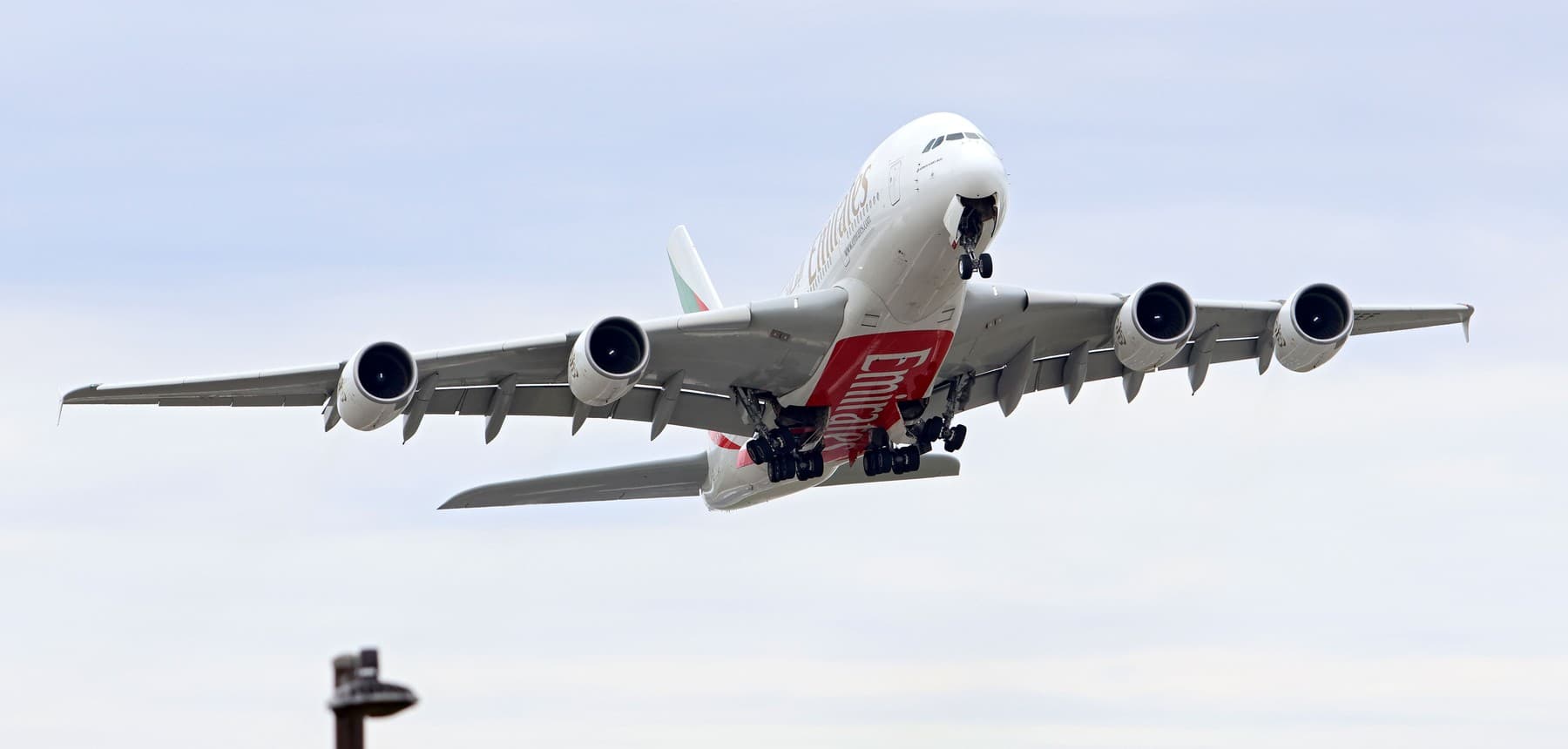 Probleme pentru uriașele avioane Airbus A380: 16 aeronave trebuie inspectate urgent după descoperirea unor fisuri la aripi