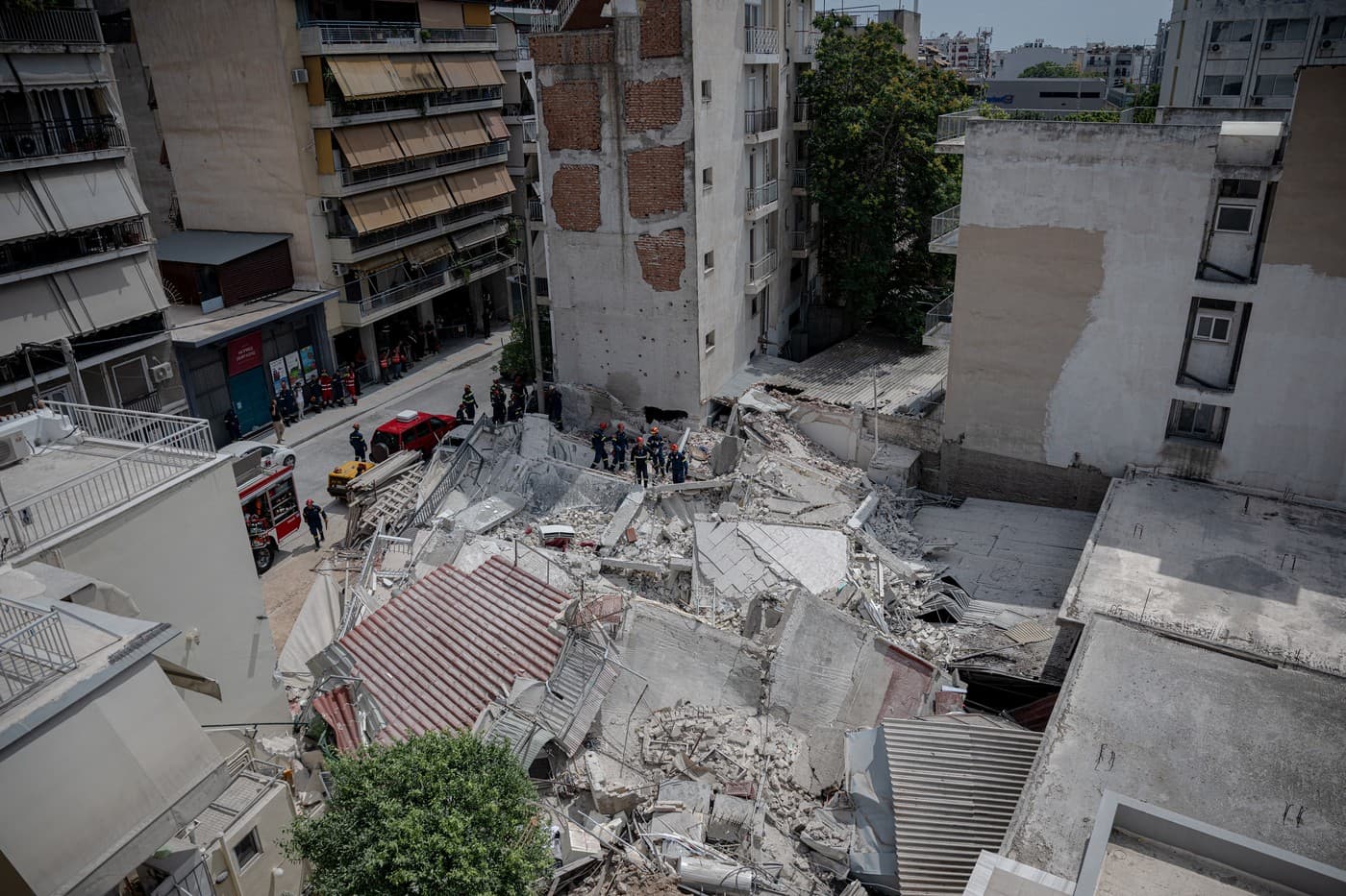 Un bloc de locuințe cu cinci etaje s-a prăbușit la Atena
