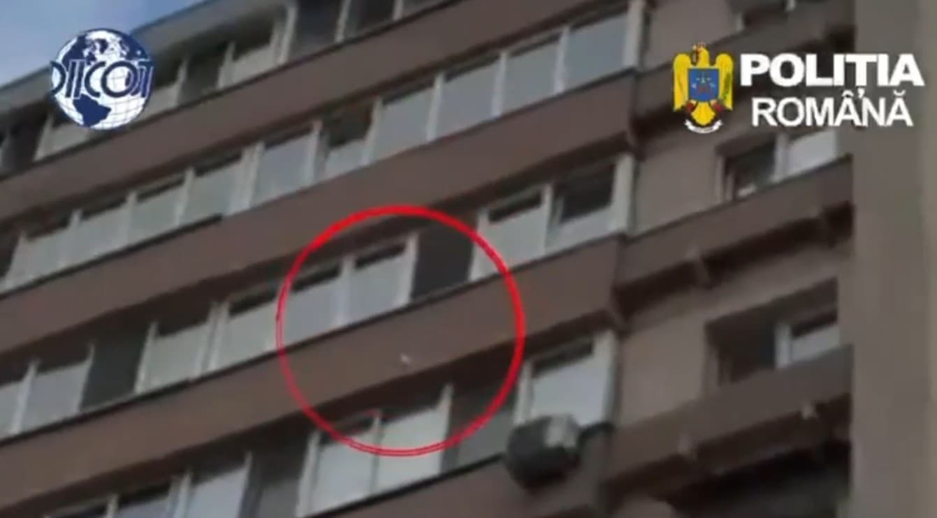 Momentul în care traficanți din Brașov aruncă droguri pe geam, când le bat mascații la ușă. Polițiștii au filmat întreaga scenă