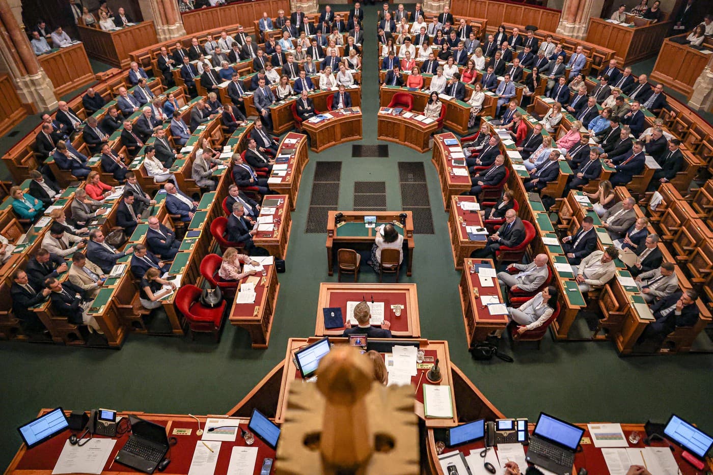 Premierul Peter Magyar propune ca parlamentarii maghiari să nu poată rămâne mai mult de 12 ani în legislativ