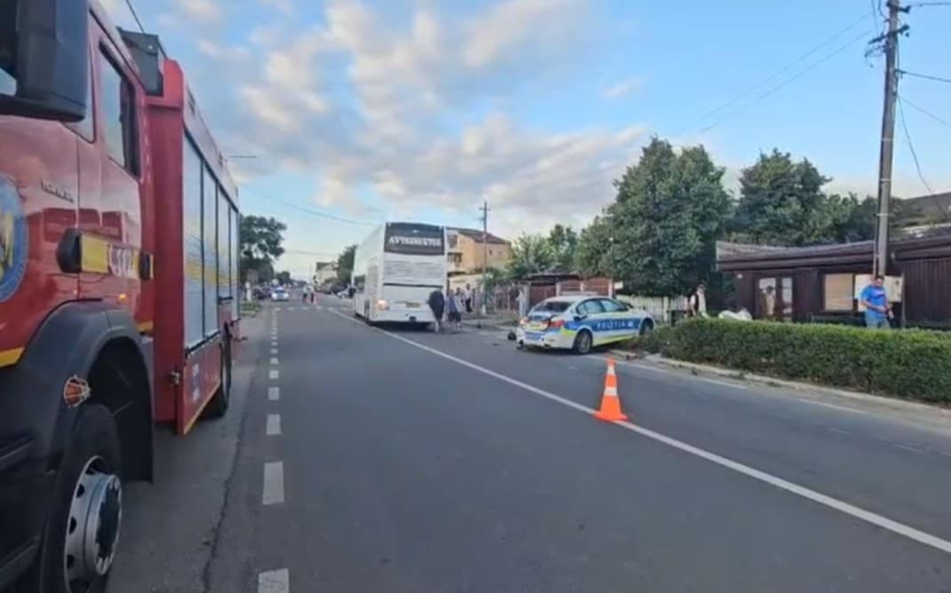 Polițiști răniți în 2 Mai, după ce un autocar a intrat într-o autospecială aflată în misiune