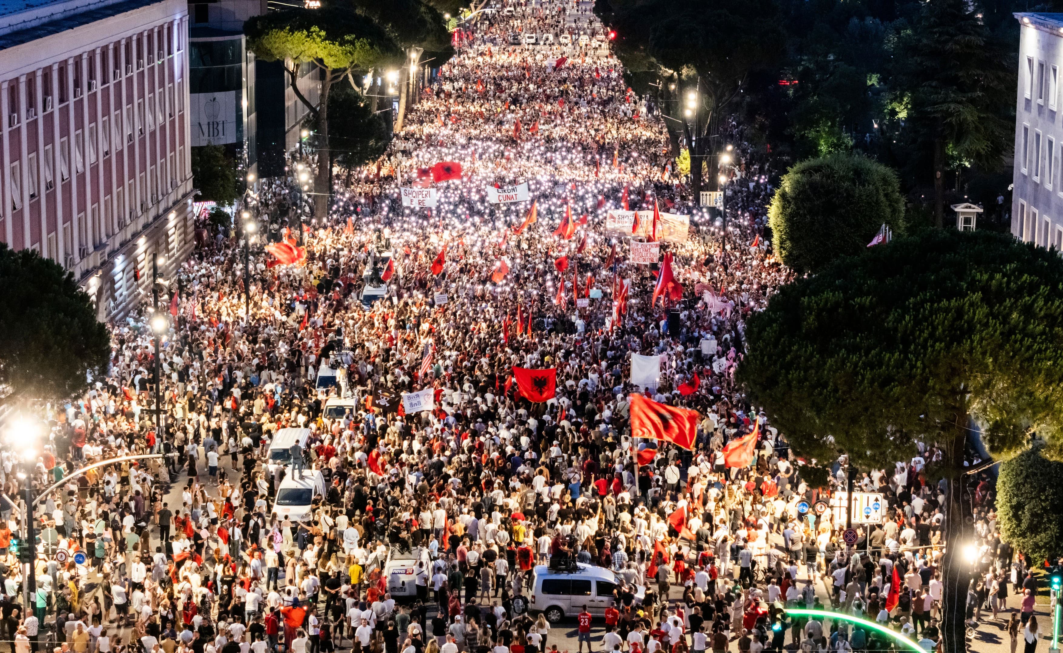 „Albania nu este de vânzare”. Protest uriaș la Tirana împotriva unui proiect imobiliar în care este implicată fiica lui Donald Trump