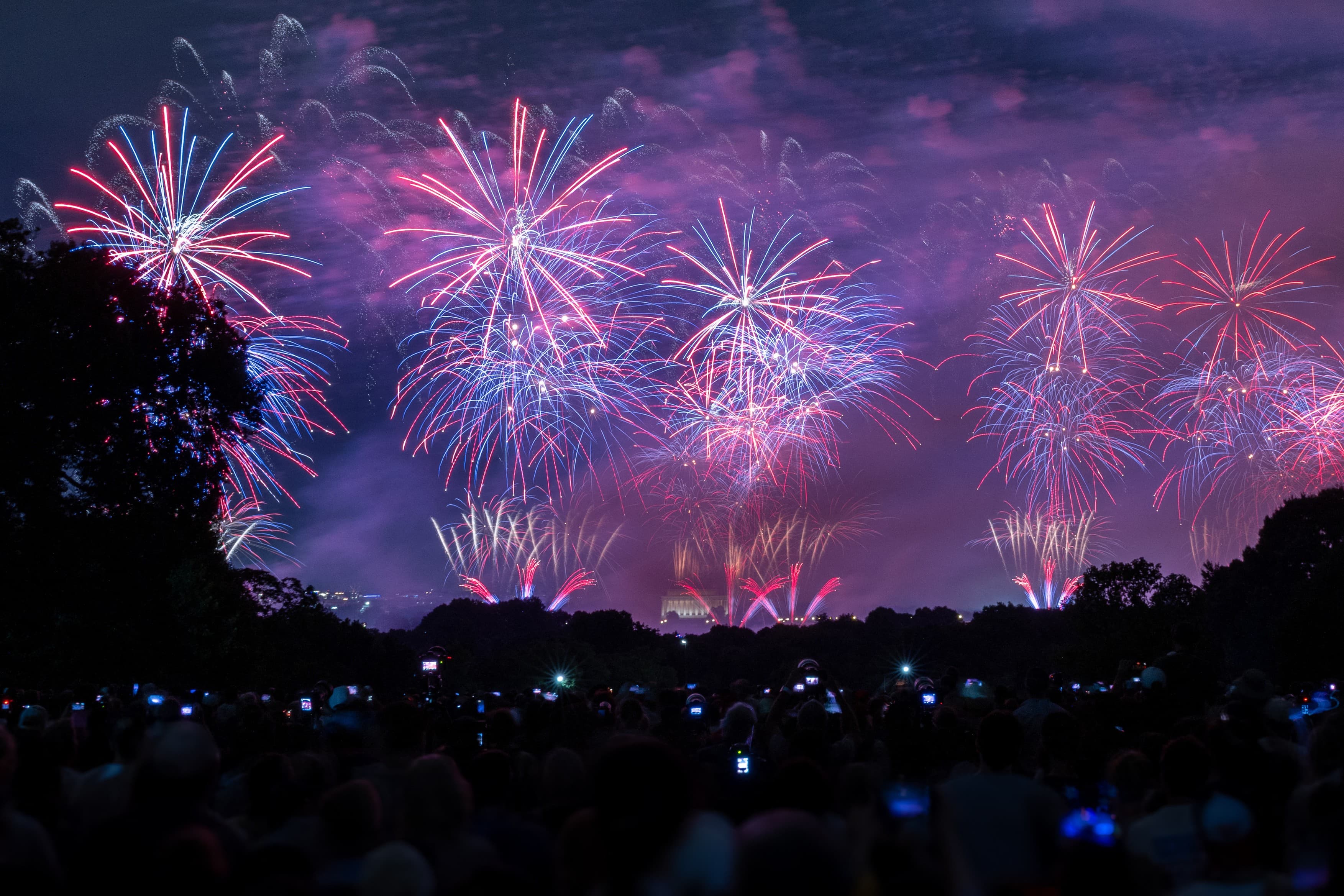 Spectacol impresionant de artificii la finalul evenimentelor de ziua națională a SUA. S-au folosit 850.000 de materiale pirotehnice