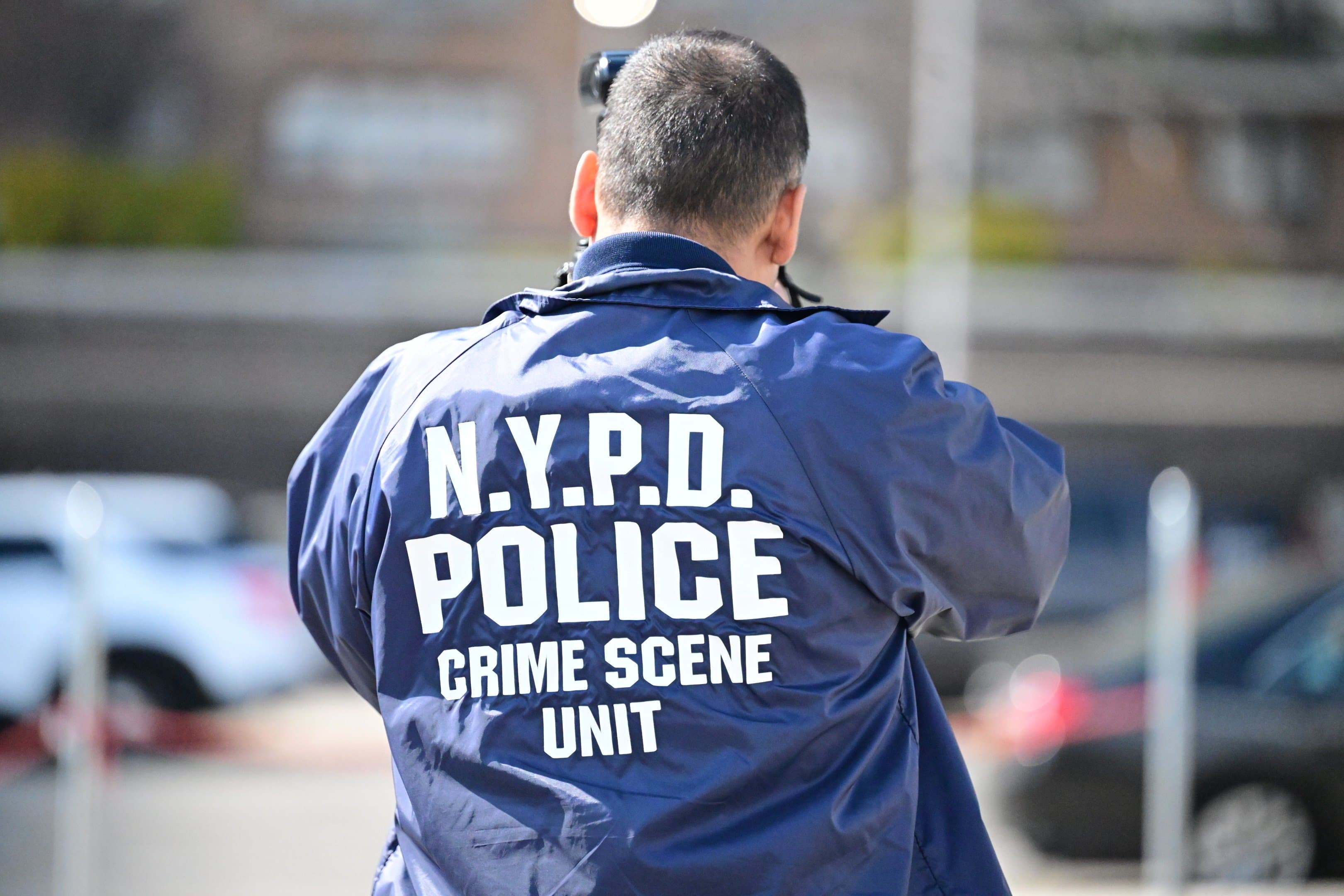 Poliția din New York caută un bărbat mascat care a deschis focul la grătar de familie. Opt persoane, dintre care patru copii, împușcate