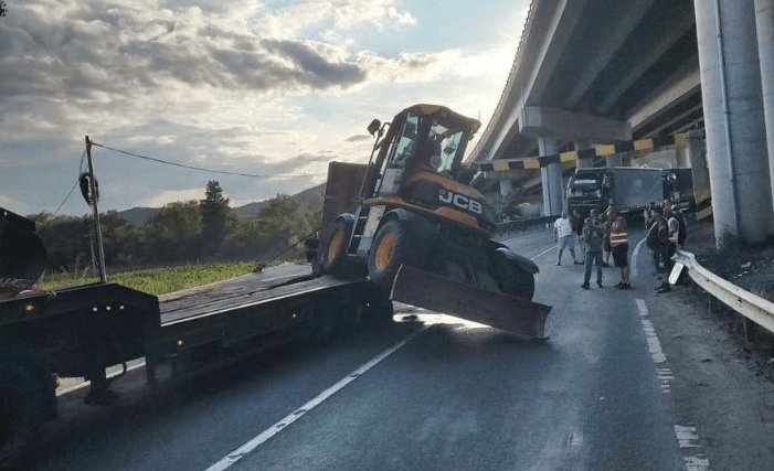 Trafic rutier oprit pe DN76. Un autotren care transporta un buldoexcavator a lovit limitatorul de înălţime de la un pasaj